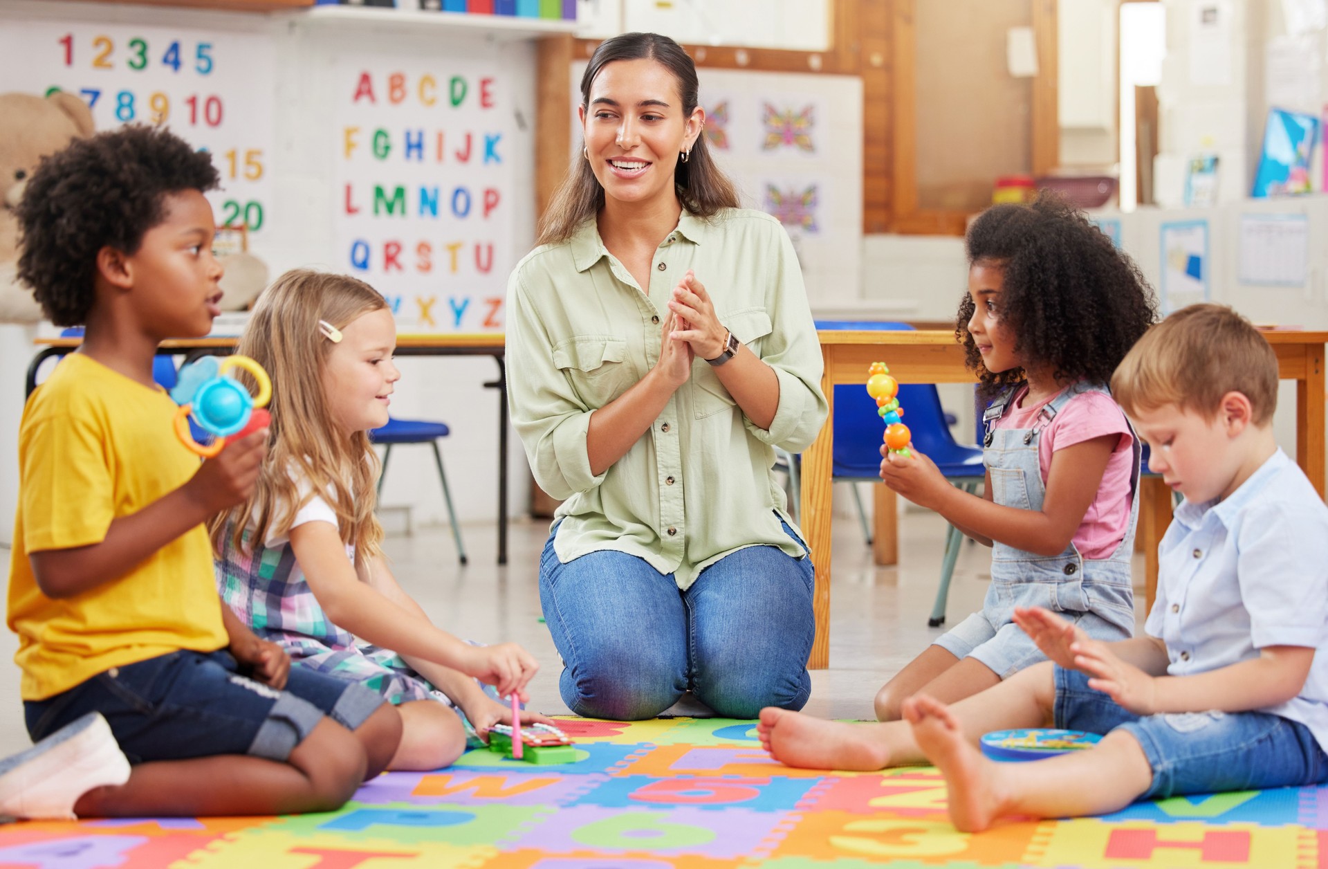 Photo d’une enseignante chantant avec ses enfants d’âge préscolaire